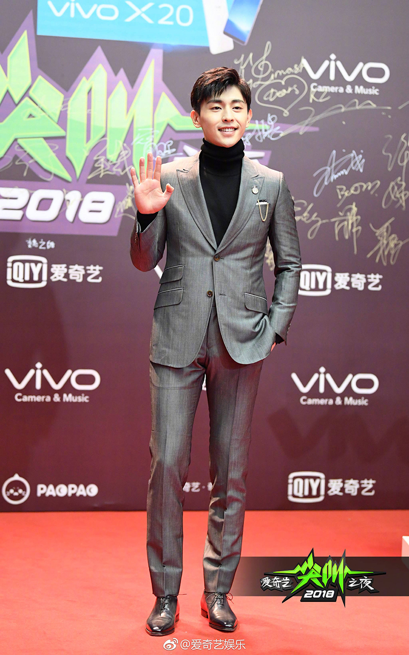 Thảm đỏ iQiYi: Dương Mịch cân cả dàn mỹ nhân Cbiz, bạn gái Trương Hàn nhan sắc ngày càng lên hương